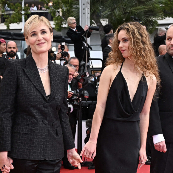 Juste avant la présentation de "Moi aussi", le court-métrage très attendu de l'actrice.
Judith Godréche pour son court-métrage "Moi aussi" au 77e Festival de Cannes, avec sa fille Tess Barthélemy. Photo de David Niviere/ABACAPRESS.COM