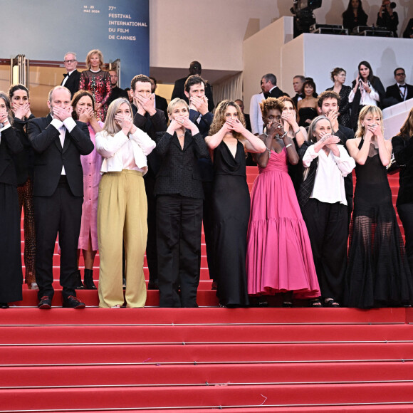 Avec les autres membres du film, elles ont mis leurs mains sur leur bouche.
Judith Godréche pour son court-métrage "Moi aussi" au 77e Festival de Cannes, avec sa fille Tess Barthélemy et son fils Noé. Photo de David Niviere/ABACAPRESS.COM