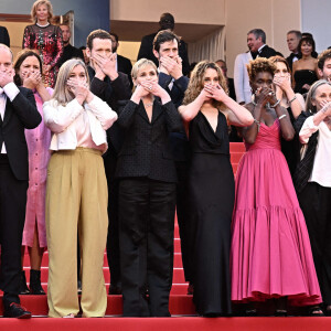 Comme un signe de protestation. A noter que Noé, le fils de l'actrice, était lui aussi présent.
Judith Godréche pour son court-métrage "Moi aussi" au 77e Festival de Cannes, avec sa fille Tess Barthélemy et son fils Noé. Photo de David Niviere/ABACAPRESS.COM