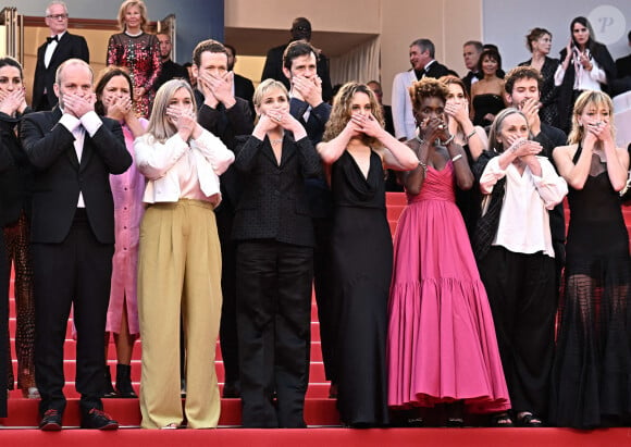 Comme un signe de protestation. A noter que Noé, le fils de l'actrice, était lui aussi présent.
Judith Godréche pour son court-métrage "Moi aussi" au 77e Festival de Cannes, avec sa fille Tess Barthélemy et son fils Noé. Photo de David Niviere/ABACAPRESS.COM