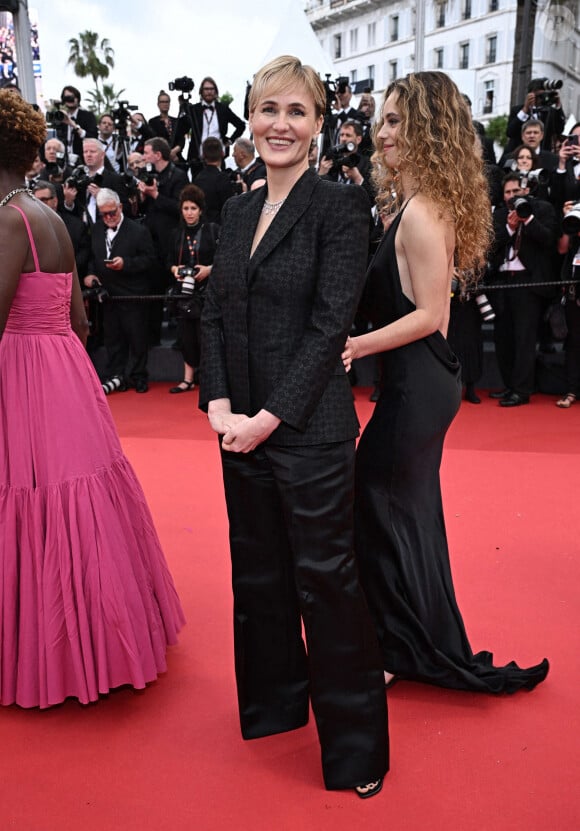 Qui donne la parole à des victimes d'abus sexuels.
Judith Godréche pour son court-métrage "Moi aussi" au 77e Festival de Cannes, avec sa fille Tess Barthélemy. Photo de David Niviere/ABACAPRESS.COM