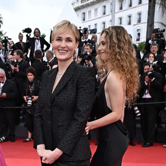 Qui donne la parole à des victimes d'abus sexuels.
Judith Godréche pour son court-métrage "Moi aussi" au 77e Festival de Cannes, avec sa fille Tess Barthélemy. Photo de David Niviere/ABACAPRESS.COM