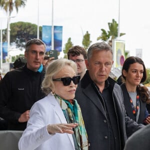 Faye Dunaway à la sortie de l'hôtel Barrière "Le Majestic" lors du 77ème Festival International du Film de Cannes, le 15 mai 2024. 