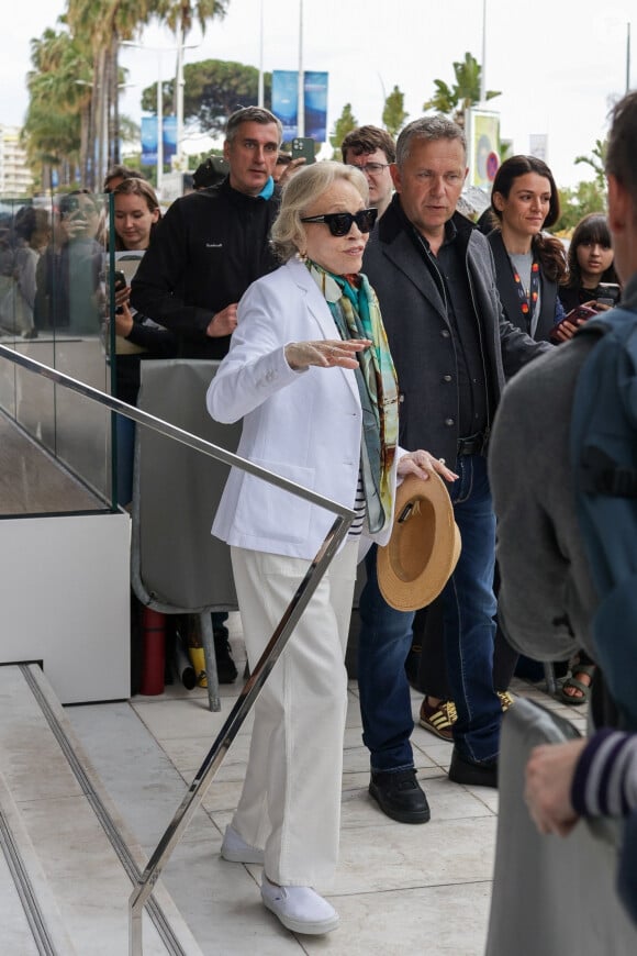 Faye Dunaway à la sortie de l'hôtel Barrière "Le Majestic" lors du 77ème Festival International du Film de Cannes, le 15 mai 2024. 