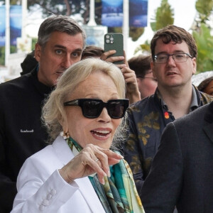 Faye Dunaway à la sortie de l'hôtel Barrière "Le Majestic" lors du 77ème Festival International du Film de Cannes, le 15 mai 2024. 