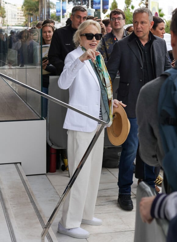 Faye Dunaway à la sortie de l'hôtel Barrière "Le Majestic" lors du 77ème Festival International du Film de Cannes, le 15 mai 2024. 