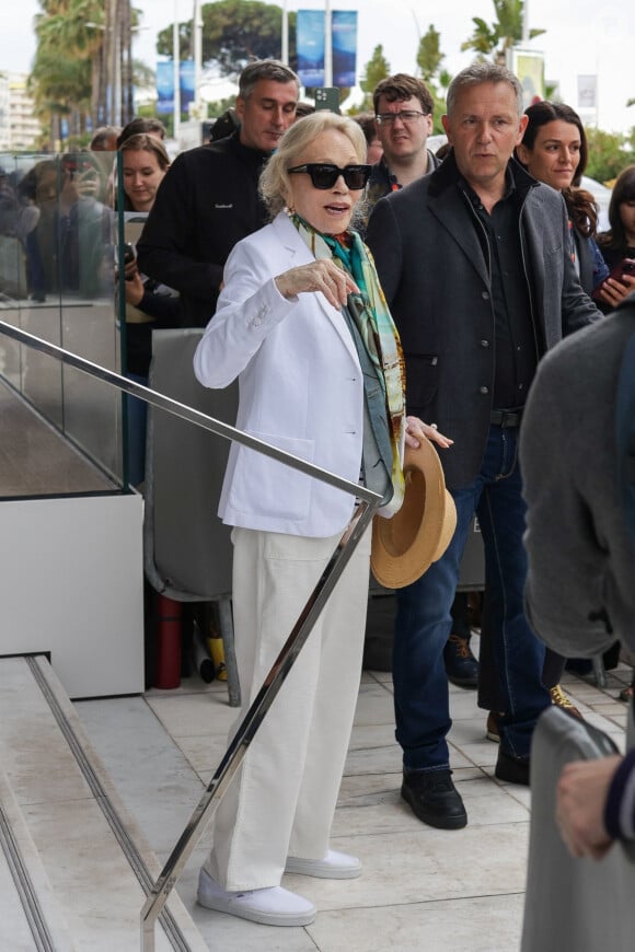 Faye Dunaway à la sortie de l'hôtel Barrière "Le Majestic" lors du 77ème Festival International du Film de Cannes, le 15 mai 2024. 