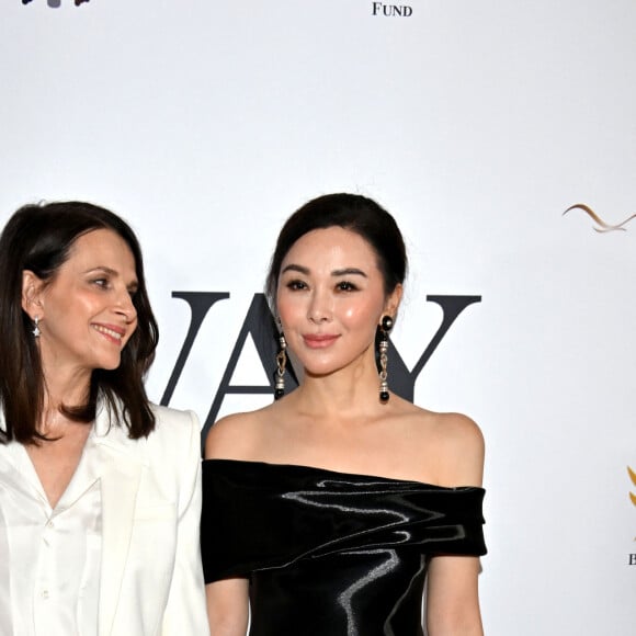 Juliette Binoche et Jacqueline Zheng durant la soirée de gala de la fondation Better World Fund à l'hôtel Carlton à Cannes lors du 77ème Festival de Cannes 2024, le 15 mai. © Bruno Bebert/Bestimage 