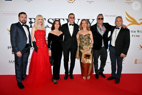 Manuel Collas de la Roche, le président fondateur du Better World Fund, l'artiste Devy Man et guest durant la soirée de gala de la fondation Better World Fund à l'hôtel Carlton à Cannes lors du 77ème Festival de Cannes 2024, le 15 mai. © Bruno Bebert/Bestimage 