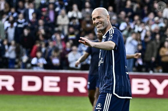 Zinedine Zidane était au match des 100 ans du Parc Lescure à Bordeaux
 
Zinedine Zidane - A l'occasion des 100 ans du parc Lescure, Bordeaux accueille au stade Chaban-Delmas un match de gala opposant les gloires des Girondins de Bordeaux au Variétés Club de France le mardi 14 mai 2024.