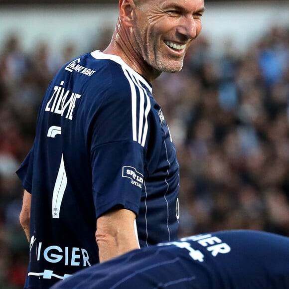 "Tellement honteux ! Fallait le mettre dans la pièce des trophées du club", s'insurge un supporter des Girondins
 
Zinedine Zidane - A l'occasion des 100 ans du parc Lescure, Bordeaux accueille au stade Chaban-Delmas un match de gala opposant les gloires des Girondins de Bordeaux au Variétés Club de France le mardi 14 mai 2024. © Patrick Bernard/ Bestimage