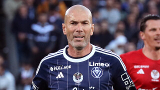 "Tellement honteux !" : Un célèbre humoriste se vante d'avoir récupéré un objet symbolique de Zinedine Zidane et se fait incendier par les internautes !