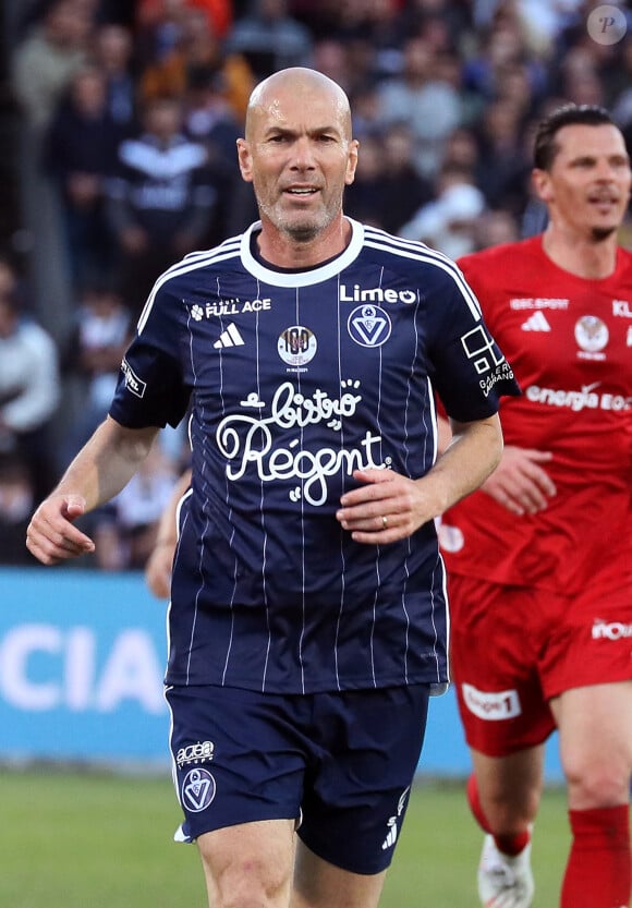 Un humoriste s'attire les foudres des internautes à cause de Zinedine Zidane
 
Zinedine Zidane - A l'occasion des 100 ans du parc Lescure, Bordeaux accueille au stade Chaban-Delmas un match de gala opposant les gloires des Girondins de Bordeaux au Variétés Club de France. © Patrick Bernard/ Bestimage