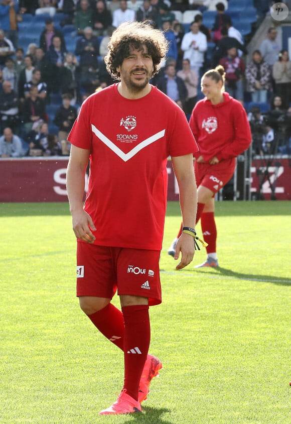 Après la rencontre, il a donné son maillot à Redouane Bougheraba
 
Redouane Bougheraba - A l'occasion des 100 ans du parc Lescure, Bordeaux accueille au stade Chaban-Delmas un match de gala opposant les gloires des Girondins de Bordeaux au Variétés Club de France le mardi 14 mai 2024. © Patrick Bernard/ Bestimage