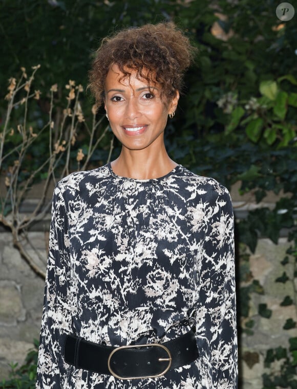 "Les coiffeurs m'ont cramé sept centimètres de cheveux donc je leur ai dit 'plus jamais vous ne touchez à ma coiffure !'"
Sonia Rolland - Cocktail des nommés du Festival de la fiction de La Rochelle dans l'hôtel particulier de la SACD à Paris le 05 septembre 2023. © Coadic Guirec/Bestimage