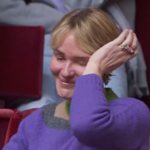 Judith Godrèche en larmes devant l'assemblée qui a approuvé la création d'une commission d'enquête sur les "abus et violences" dans le cinéma, l'audiovisuel, le spectacle vivant, la mode et la publicité.