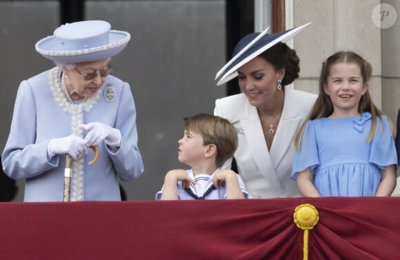 La reine Elisabeth II d'Angleterre, Catherine (Kate) Middleton, duchesse de Cambridge, le prince Louis de Cambridge, la princesse Charlotte de Cambridge - Les membres de la famille royale saluent la foule depuis le balcon du Palais de Buckingham, lors de la parade militaire "Trooping the Colour" dans le cadre de la célébration du jubilé de platine (70 ans de règne) de la reine Elizabeth II à Londres, le 2 juin 2022. © Avalon/Panoramic/Bestimage 