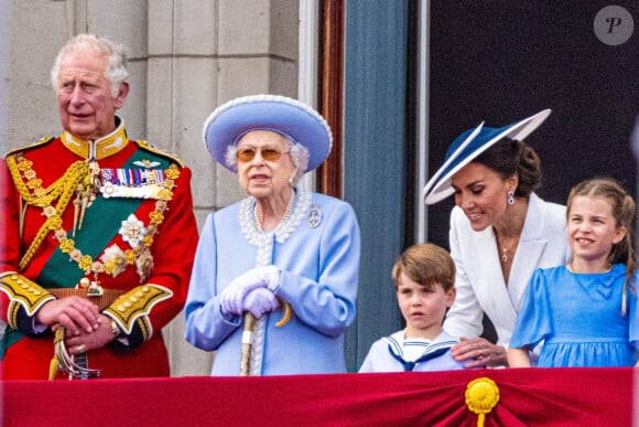 Le prince Charles, prince de Galles, La reine Elisabeth II d'Angleterre, Catherine (Kate) Middleton, duchesse de Cambridge, le prince Louis de Cambridge, la princesse Charlotte de Cambridge - Les membres de la famille royale saluent la foule depuis le balcon du Palais de Buckingham, lors de la parade militaire "Trooping the Colour" dans le cadre de la célébration du jubilé de platine (70 ans de règne) de la reine Elizabeth II à Londres, le 2 juin 2022. 