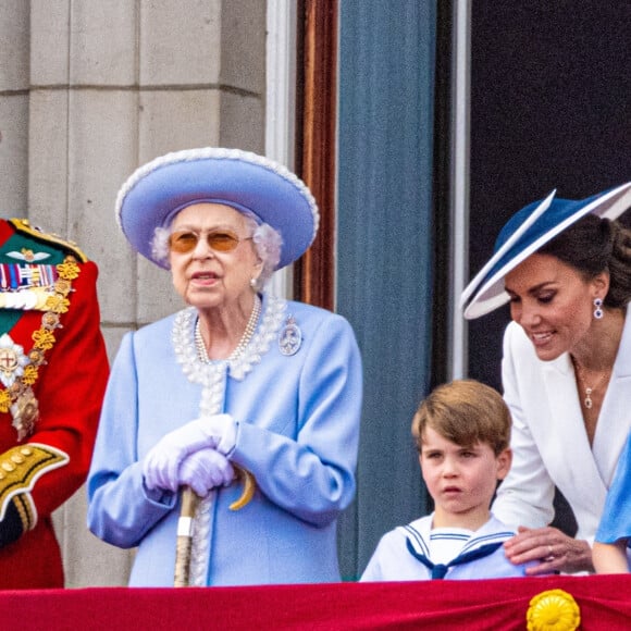 Le prince Charles, prince de Galles, La reine Elisabeth II d'Angleterre, Catherine (Kate) Middleton, duchesse de Cambridge, le prince Louis de Cambridge, la princesse Charlotte de Cambridge - Les membres de la famille royale saluent la foule depuis le balcon du Palais de Buckingham, lors de la parade militaire "Trooping the Colour" dans le cadre de la célébration du jubilé de platine (70 ans de règne) de la reine Elizabeth II à Londres, le 2 juin 2022. 