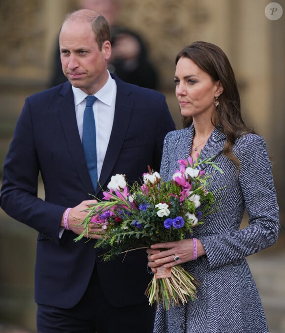 Si elle peut compter sur le soutien de William dans ces temps difficiles, il n'est pas le seul à épauler sa femme
Le prince William et Catherine Kate Middleton assistent à l'ouverture officielle du mémorial Glade of Light à Manchester le 10 mai 2022. 