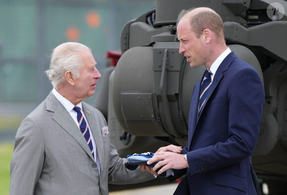 Le roi Charles III d'Angleterre remet officiellement le rôle de colonel en chef de l'Army Air Corps au prince William, prince de Galles à la base militaire Army Aviation Center de Middle Wallop, Hampshire, Royaume Uni, le 13 mai 2024. © Julien Burton/Bestimage 