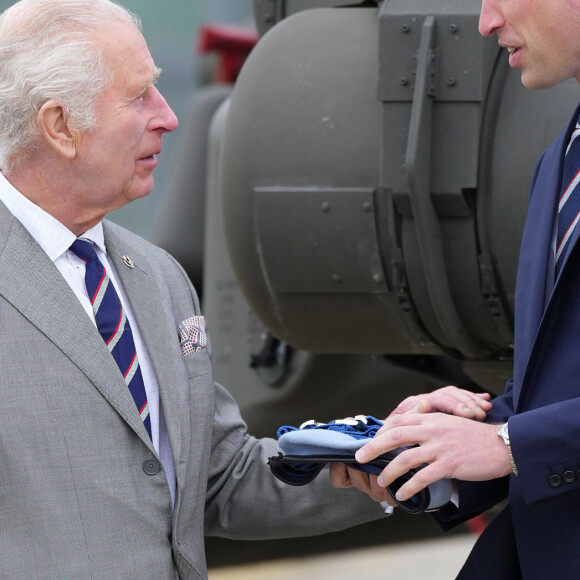 Le roi Charles III d'Angleterre remet officiellement le rôle de colonel en chef de l'Army Air Corps au prince William, prince de Galles à la base militaire Army Aviation Center de Middle Wallop, Hampshire, Royaume Uni, le 13 mai 2024. © Julien Burton/Bestimage 