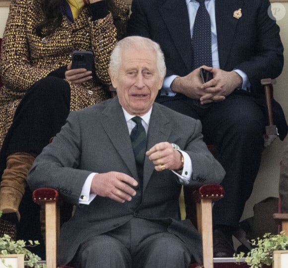 Si cette présence inattendue en a ravit plus d'un, Camilla ne devait pas être en joie
Le roi Charles III d'Angleterre, pris d'un fou rire lors du Pony Club Mounted au Royal Windsor Horse Show à Windsor, le 3 mai 2024. 