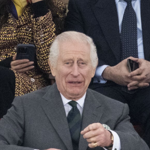 Si cette présence inattendue en a ravit plus d'un, Camilla ne devait pas être en joie
Le roi Charles III d'Angleterre, pris d'un fou rire lors du Pony Club Mounted au Royal Windsor Horse Show à Windsor, le 3 mai 2024. 