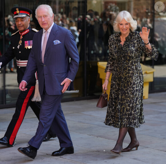 Le roi Charles III d'Angleterre et la reine consort Camilla visitent le University College Hospital Macmillan Cancer Centre à Londres le 30 avril 2024. 