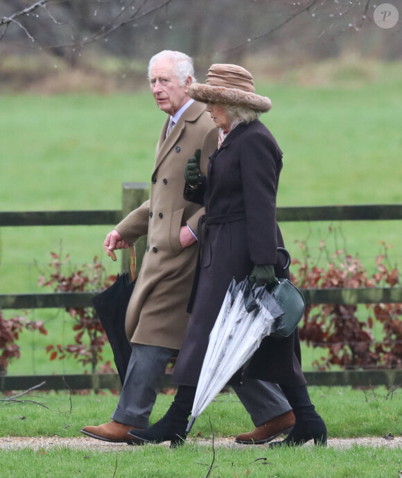 Le roi Charles III d'Angleterre et Camilla Parker Bowles, reine consort d'Angleterre, à la sortie de la messe du dimanche en l'église Sainte-Marie Madeleine à Sandringham. Le 18 février 2024 