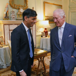 Le roi Charles III d'Angleterre, rencontre le Premier ministre britannique Rishi Sunak pour sa première audience en personne depuis le diagnostic de cancer du roi, au palais de Buckingham, à Londres, Royaume-Uni, le 21 février 2024. 