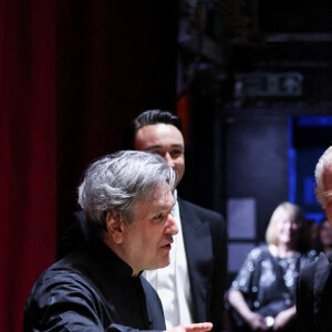 Le roi Charles s'est rendu au Royal Opera House pour un spectacle mettant à l'honneur le chef d'orchestre Sir Antonio Pappano avec qui il a noué des liens d'amitié. Le 16 mai 2024 à Londres