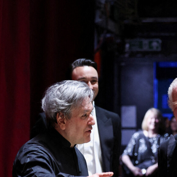 Le roi Charles s'est rendu au Royal Opera House pour un spectacle mettant à l'honneur le chef d'orchestre Sir Antonio Pappano avec qui il a noué des liens d'amitié. Le 16 mai 2024 à Londres