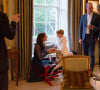 En 2016, lors de sa visite officielle, le président des États-Unis Barack Obama a surpris le jeune enfant dans son sommeil.
Le président Barack Obama s'entretient avec le duc de Cambridge tandis que la duchesse de Cambridge joue avec le prince George ; à gauche, la première dame Michelle Obama s'entretient avec le prince Harry de Galles, au palais de Kensington à Londres, Royaume-Uni, le 22 avril 2016. Photo de la Maison Blanche par Pete Souza/UPI/ABACAPRESS.COM