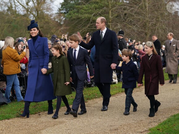 Depuis, le prince héritier du trône a bien grandi, et respecte scrupuleusement le protocole royal.
La princesse de Galles, la princesse Charlotte, le prince George, le prince de Galles, le prince Louis et Mia Tindall assistent à l'office religieux du jour de Noël à l'église St Mary Magdalene de Sandringham, dans le Norfolk, le 25 décembre 2023. Chris Jackson/PA Wire