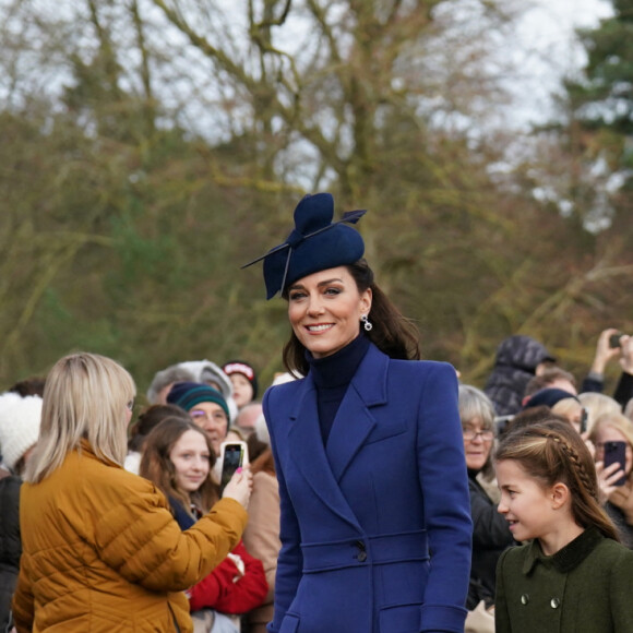 Depuis, le prince héritier du trône a bien grandi, et respecte scrupuleusement le protocole royal.
La princesse de Galles, la princesse Charlotte, le prince George, le prince de Galles, le prince Louis et Mia Tindall assistent à l'office religieux du jour de Noël à l'église St Mary Magdalene de Sandringham, dans le Norfolk, le 25 décembre 2023. Chris Jackson/PA Wire