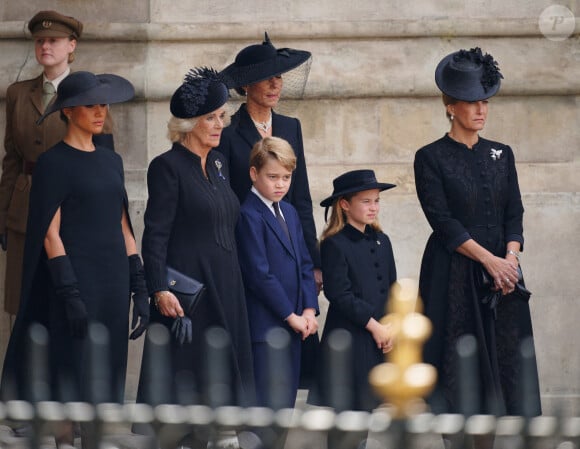 Photo d'archive datée du 19 septembre 2022 montrant (de gauche à droite) la duchesse de Sussex, la reine consort, la princesse de Galles, le prince George, la princesse Charlotte et la comtesse de Wessex quittant l'abbaye de Westminster après les funérailles nationales de la reine Élisabeth II. Peter Byrne/PA Wire