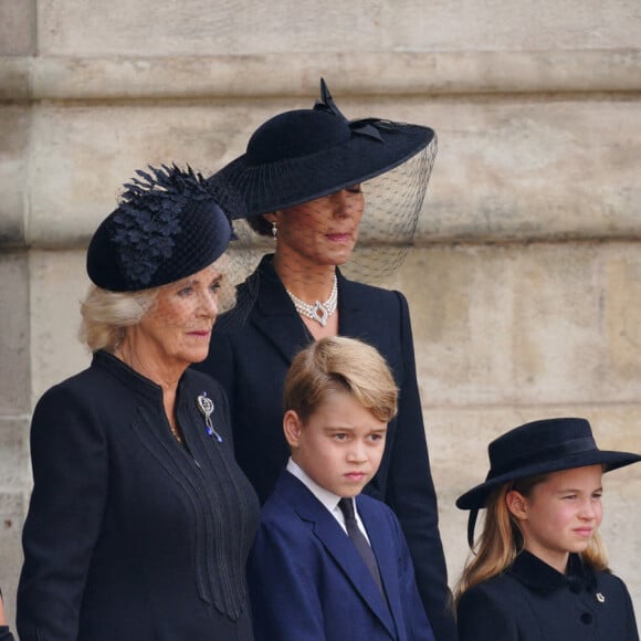 Photo d'archive datée du 19 septembre 2022 montrant (de gauche à droite) la duchesse de Sussex, la reine consort, la princesse de Galles, le prince George, la princesse Charlotte et la comtesse de Wessex quittant l'abbaye de Westminster après les funérailles nationales de la reine Élisabeth II. Peter Byrne/PA Wire