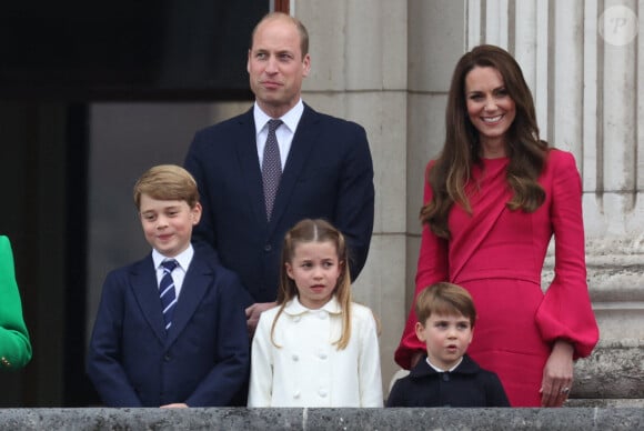 Le prince George, le duc de Cambridge, la princesse Charlotte, le prince Louis et la duchesse de Cambridge apparaissent sur le balcon du palais de Buckingham à la fin du spectacle du jubilé de platine, le quatrième jour des célébrations du jubilé de platine, le dimanche 5 juin 2022. Stephen Lock / i-Images/ABACAPRESS.COM