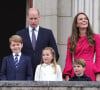 Vêtu d'un simple peignoir, George n'avait pas respecté les codes vestimentaires qui lui sont imposés, ainsi qu'à sa soeur Charlotte et son frère Louis.
Le prince George, le duc de Cambridge, la princesse Charlotte, le prince Louis et la duchesse de Cambridge se tiennent sur le balcon pendant le spectacle du jubilé de platine au palais de Buckingham, à Londres, le quatrième jour des célébrations du jubilé de platine, le dimanche 5 juin 2022. Photo par Chris Jackson/PA Wire/ABACAPRESS.COM