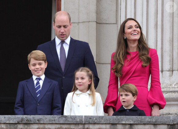 Vêtu d'un simple peignoir, George n'avait pas respecté les codes vestimentaires qui lui sont imposés, ainsi qu'à sa soeur Charlotte et son frère Louis.
Le prince George, le duc de Cambridge, la princesse Charlotte, le prince Louis et la duchesse de Cambridge se tiennent sur le balcon pendant le spectacle du jubilé de platine au palais de Buckingham, à Londres, le quatrième jour des célébrations du jubilé de platine, le dimanche 5 juin 2022. Photo par Chris Jackson/PA Wire/ABACAPRESS.COM