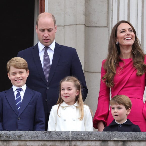 Vêtu d'un simple peignoir, George n'avait pas respecté les codes vestimentaires qui lui sont imposés, ainsi qu'à sa soeur Charlotte et son frère Louis.
Le prince George, le duc de Cambridge, la princesse Charlotte, le prince Louis et la duchesse de Cambridge se tiennent sur le balcon pendant le spectacle du jubilé de platine au palais de Buckingham, à Londres, le quatrième jour des célébrations du jubilé de platine, le dimanche 5 juin 2022. Photo par Chris Jackson/PA Wire/ABACAPRESS.COM