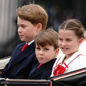 Le prince George, le prince Louis et la princesse Charlotte quittent le palais de Buckingham pour se rendre à la cérémonie de la montée des couleurs à Horse Guards Parade, au centre de Londres, alors que le roi Charles III célèbre son premier anniversaire officiel depuis qu'il est devenu souverain, le samedi 17 juin 2023. Victoria Jones/PA Wire/ABACAPRESS.COM