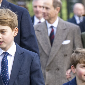 En effet, le prince aurait dû porter une cravate pour célébrer la venue du président... qu'il a accueilli en peignoir.
Le prince George et le prince Louis assistent à l'office de Noël à l'église St Mary Magdalene à Sandringham, Norfolk, Royaume-Uni, le 25 décembre 2023. Photo par Zak Hussein/Splash News/ABACAPRESS.COM