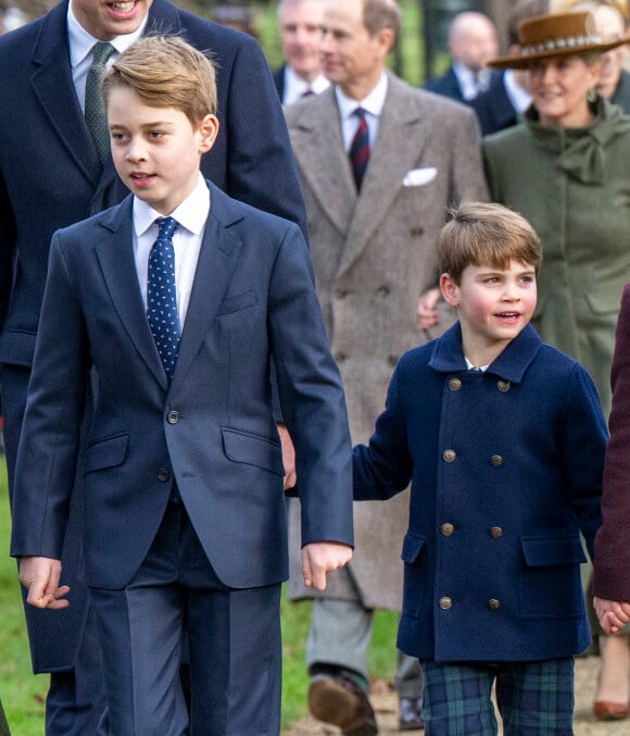 En effet, le prince aurait dû porter une cravate pour célébrer la venue du président... qu'il a accueilli en peignoir.
Le prince George et le prince Louis assistent à l'office de Noël à l'église St Mary Magdalene à Sandringham, Norfolk, Royaume-Uni, le 25 décembre 2023. Photo par Zak Hussein/Splash News/ABACAPRESS.COM