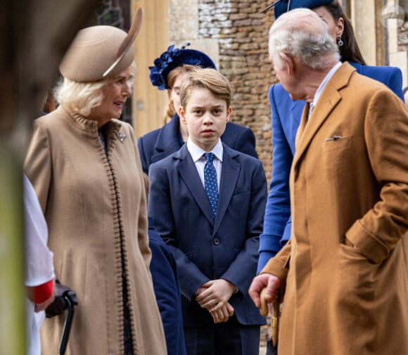 Né en juillet 2013, il est le deuxième prétendant au trône britannique juste après son père William.
Le prince George assiste à l'office de Noël à l'église St Mary Magdalene à Sandringham, Norfolk, Royaume-Uni, 25 décembre 2023. Photo par Geoff Robinson/Splash News/ABACAPRESS.COM