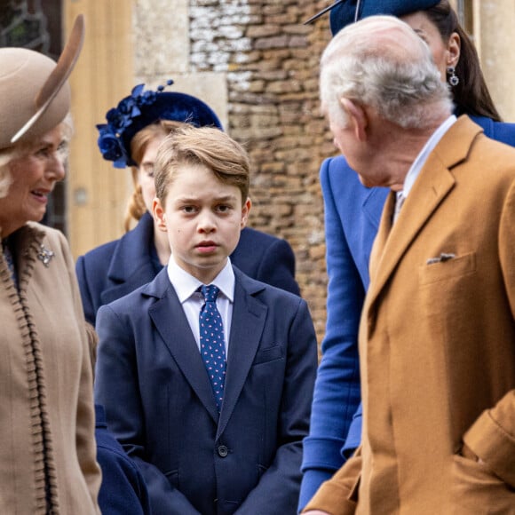 Né en juillet 2013, il est le deuxième prétendant au trône britannique juste après son père William.
Le prince George assiste à l'office de Noël à l'église St Mary Magdalene à Sandringham, Norfolk, Royaume-Uni, 25 décembre 2023. Photo par Geoff Robinson/Splash News/ABACAPRESS.COM