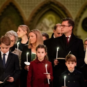 Le prince de Galles, le prince George, la princesse Charlotte, le prince Louis et la princesse de Galles lors de l'office Royal Carols - Together At Christmas à l'abbaye de Westminster à Londres, au Royaume-Uni, le vendredi 8 décembre 2023. Aaron Chown/PA Wire/ABACAPRESS.COM