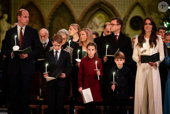 Le prince de Galles, le prince George, la princesse Charlotte, le prince Louis et la princesse de Galles lors de l'office Royal Carols - Together At Christmas à l'abbaye de Westminster à Londres, au Royaume-Uni, le vendredi 8 décembre 2023. Aaron Chown/PA Wire/ABACAPRESS.COM