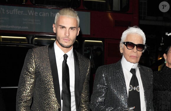 Originaire de Marignane dans le sud de la France, il fut repéré par Karl Lagerfeld
Karl Lagerfeld et Baptiste Giabiconi (blond platine) - Arrivée des people au vernissage de l'exposition "Mademoiselle Privé" à la Galerie Saatchi à Londres, le 12 octobre 2015. 